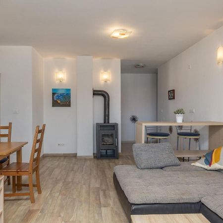 Amazing Apartment In Njivice With Kitchen Buitenkant foto