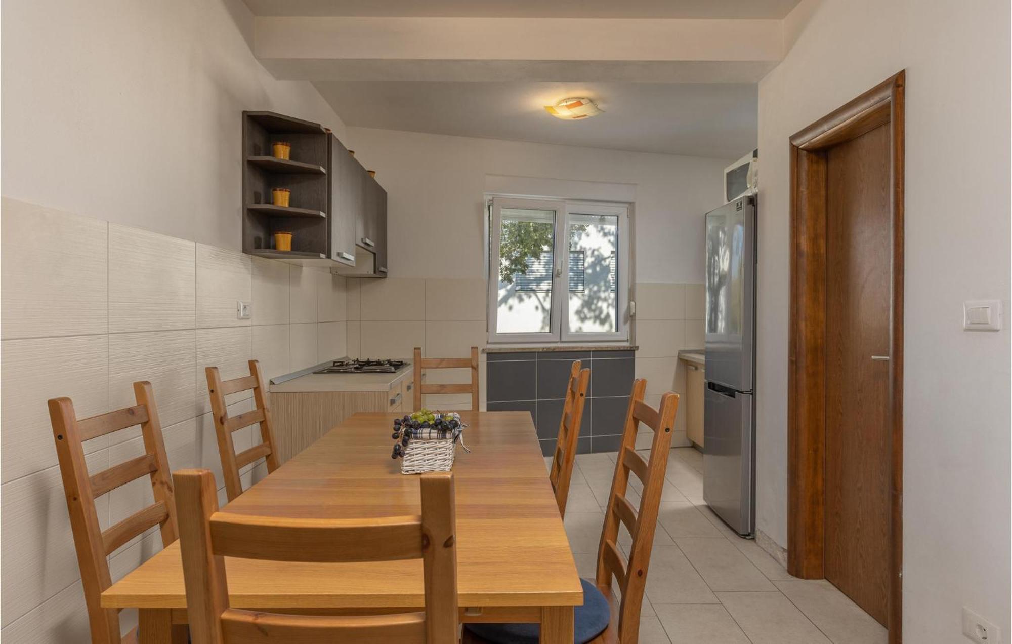 Amazing Apartment In Njivice With Kitchen Buitenkant foto